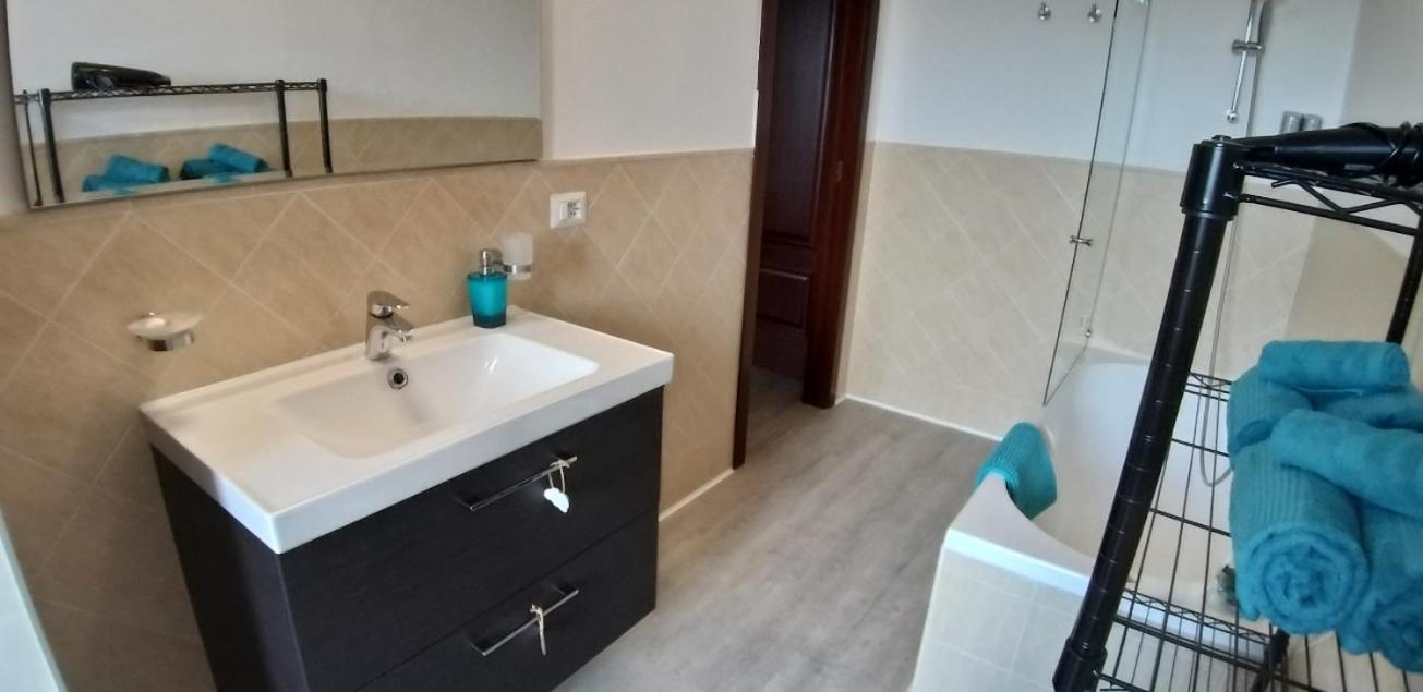 Casa Rosy - Stanza Privata Con Bagno Esclusivo E Parcheggio Gratuito Apartment Porto Torres Luaran gambar